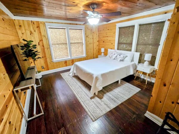 Stay at Woodhaven Cottage - Modern Cabin Style Home 1 Block To Downtown McKinney - Image 35