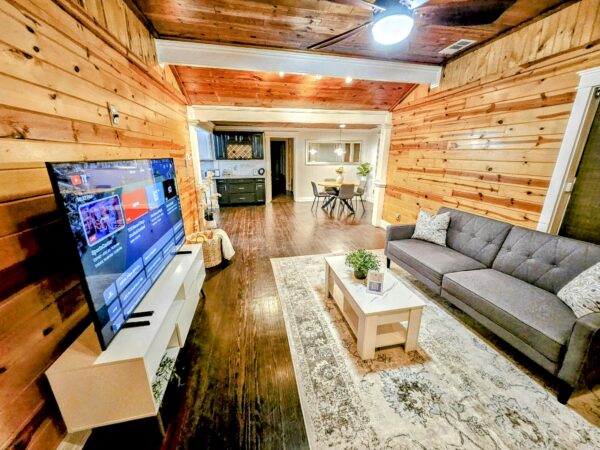 Stay at Woodhaven Cottage - Modern Cabin Style Home 1 Block To Downtown McKinney