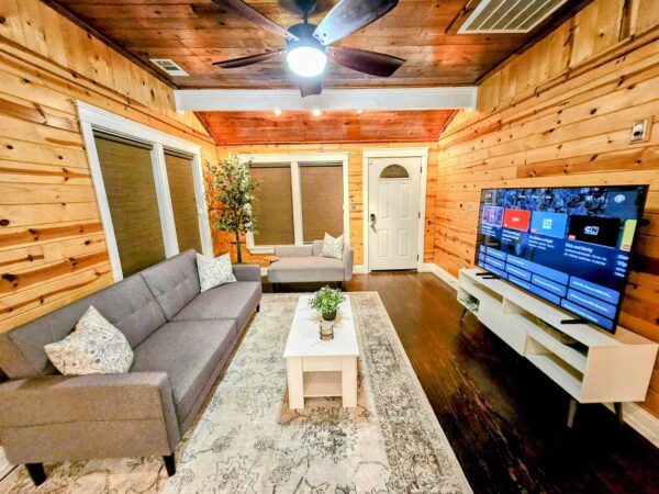 Stay at Woodhaven Cottage - Modern Cabin Style Home 1 Block To Downtown McKinney - Image 7