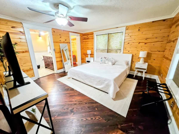 Stay at Woodhaven Cottage - Modern Cabin Style Home 1 Block To Downtown McKinney - Image 28