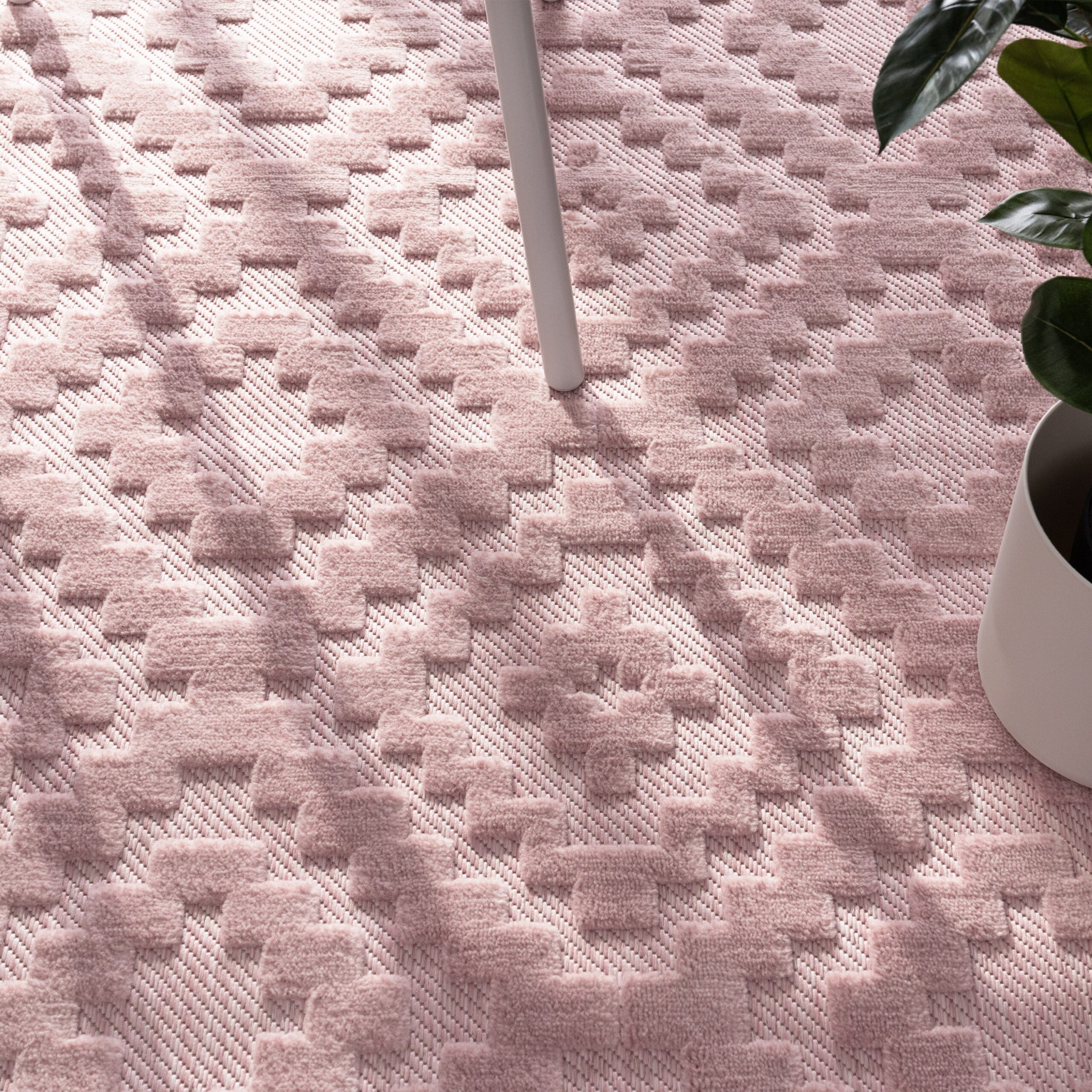 Indoor Outdoor Rug Livorno Trellis High-Low Pattern In Pink - Image 2