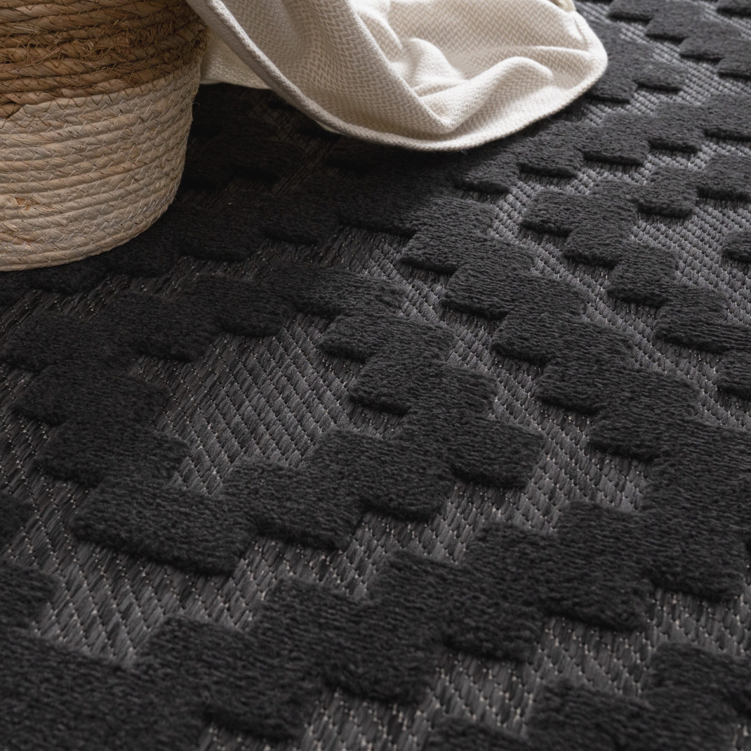 Indoor Outdoor Rug Livorno Trellis High-Low Pattern In Anthracite - Image 2